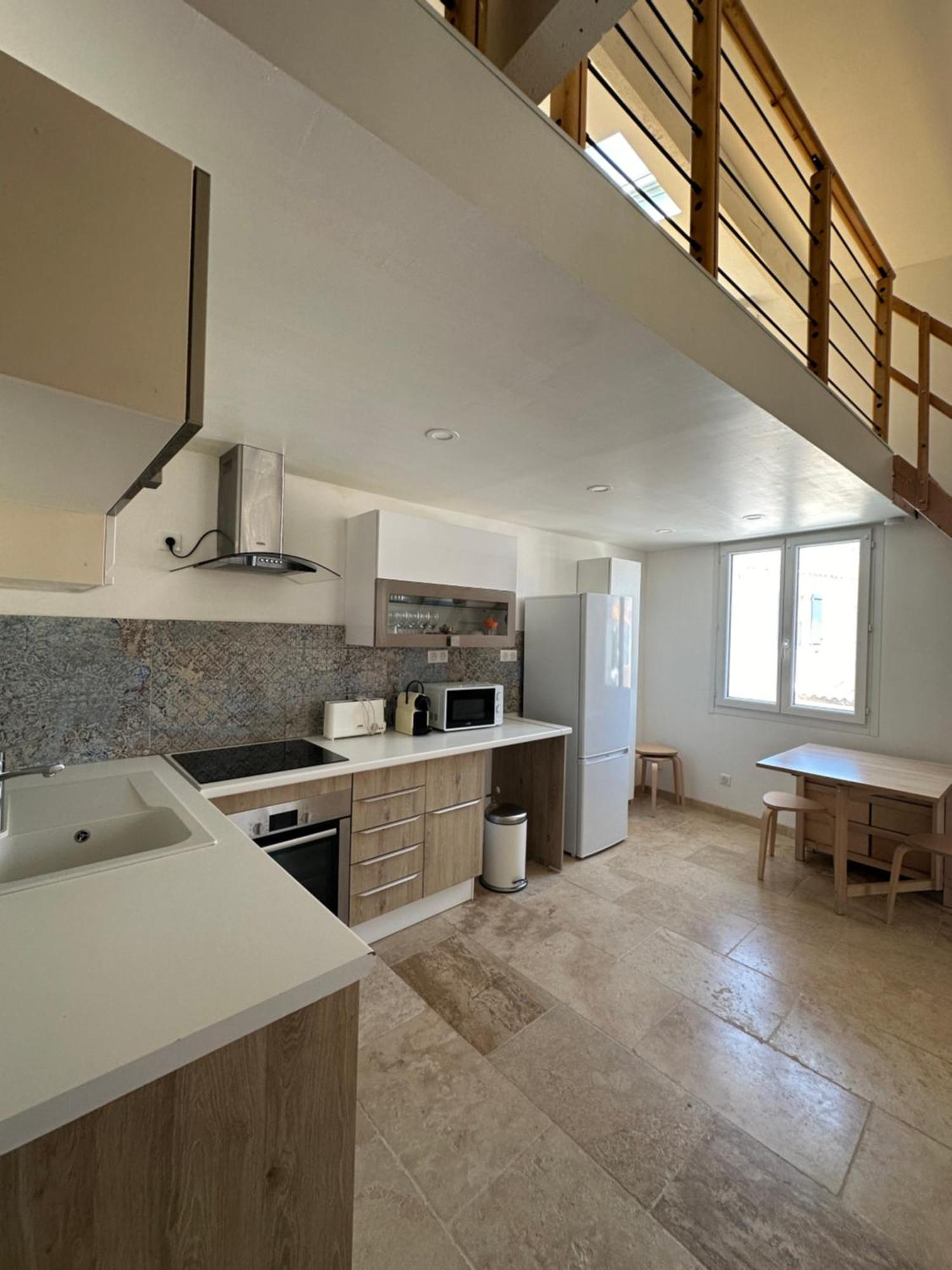 Appartement Avec Vue Sur L Eglise Des Saintes Esterno foto