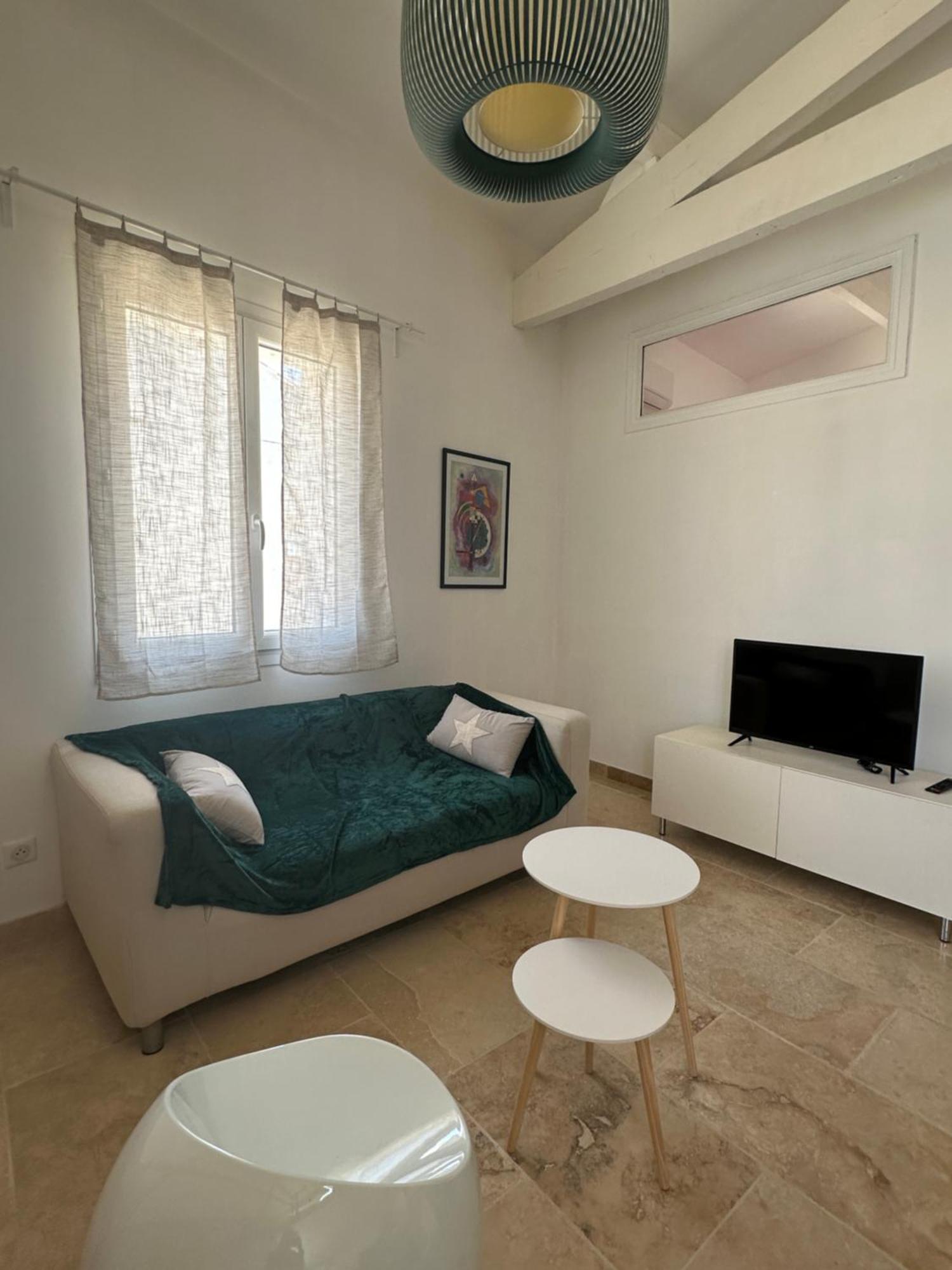Appartement Avec Vue Sur L Eglise Des Saintes Esterno foto