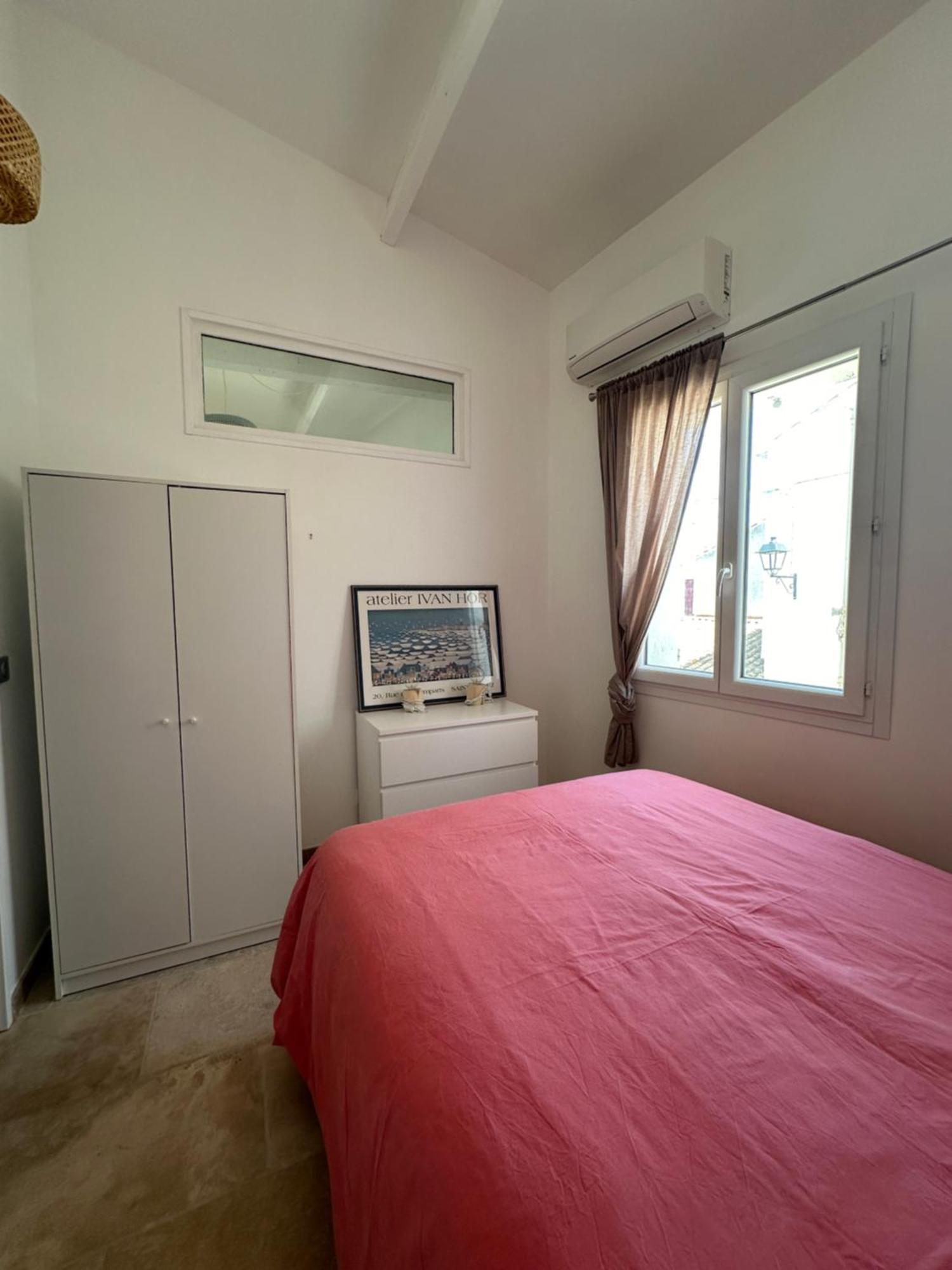 Appartement Avec Vue Sur L Eglise Des Saintes Esterno foto