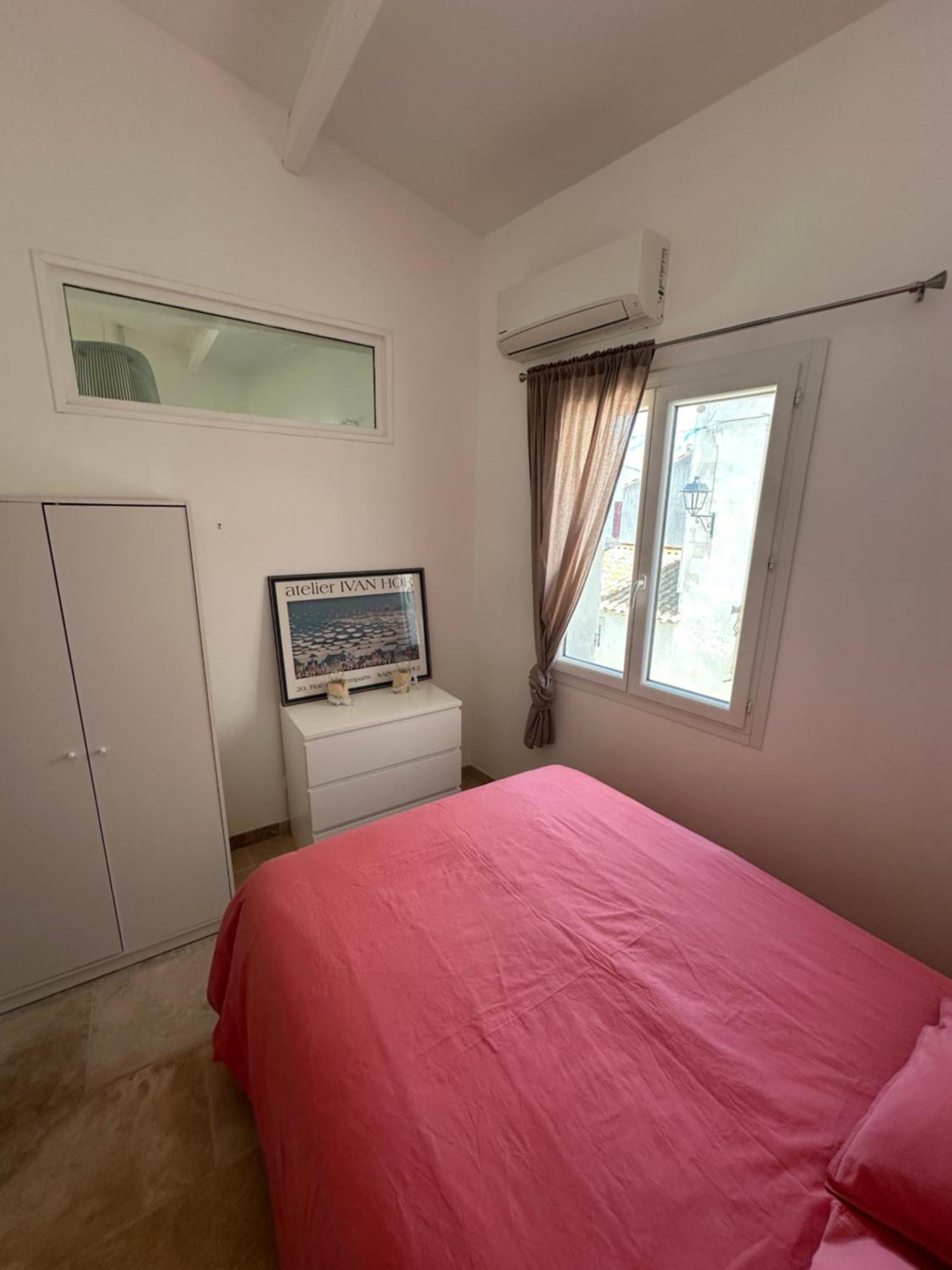 Appartement Avec Vue Sur L Eglise Des Saintes Esterno foto