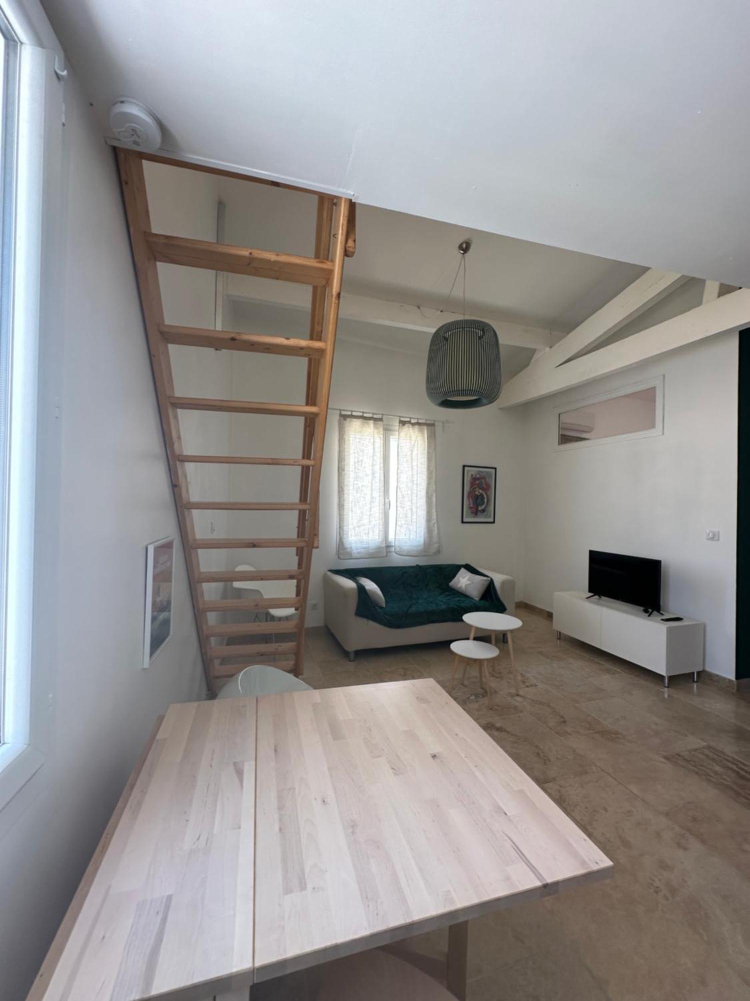 Appartement Avec Vue Sur L Eglise Des Saintes Esterno foto