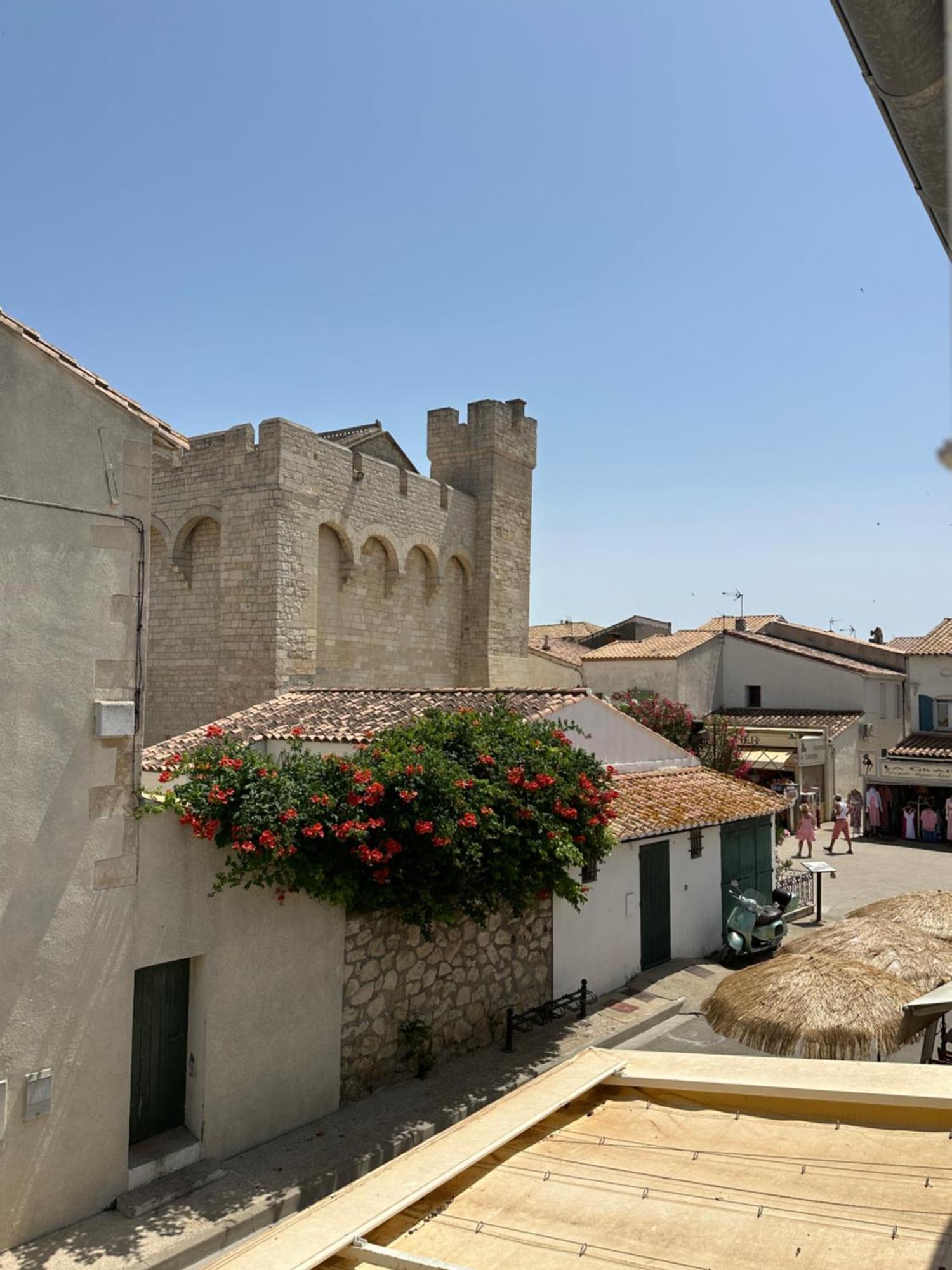 Appartement Avec Vue Sur L Eglise Des Saintes Esterno foto