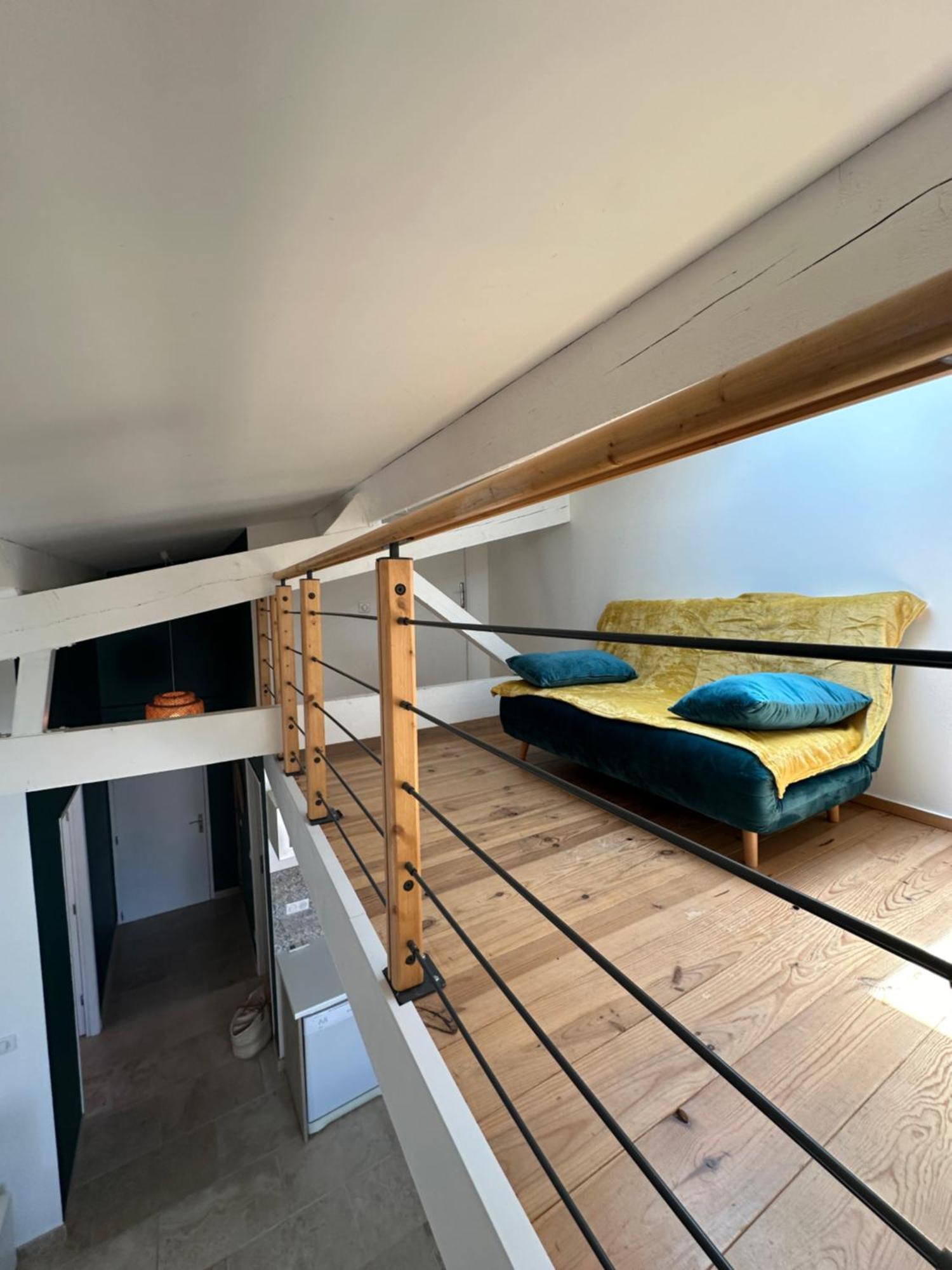 Appartement Avec Vue Sur L Eglise Des Saintes Esterno foto